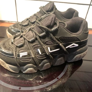 Sneakers från Fila, NYA 🌟 - Sprillans nya helsvarta (dålig kvalité på bilden) skor från Fila, Limited Edition (pga den ”glansiga” loggan uppe på framsidan). Aldrig använda, har nog kvar kartongen någonstans i garderoben också 🤔. Storlek 36. Men passar även 37 då dom töjer ut sig efter lite användning om man har större än 36, har två par vita i samma modell som gjort så 😇. Så skulle säga att dom passar både 36 och 37 💁🏼‍♀️. Nypris 1699:-, mitt pris 650:- eller BVSA 💰! Kan skickas spårbart via Postnord ”Skicka lätt” för 66:- 📬! 