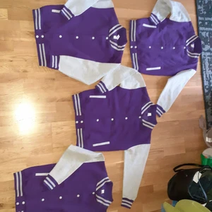 Helt nya sport jackor billigt - Säljer dessa sport jackor det finns 5 likadana jag köpte dom för 450 kr st men säljer dom för 150 kr st eller alla 5 för 600 passar från 12 år till xxs