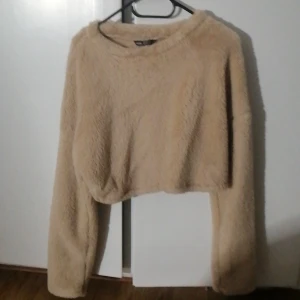 Fluffig tröja - Fluffig tjock tröja storlek M skriv till mig om hur mycket ni skulle kunna betala så fixar vi det 