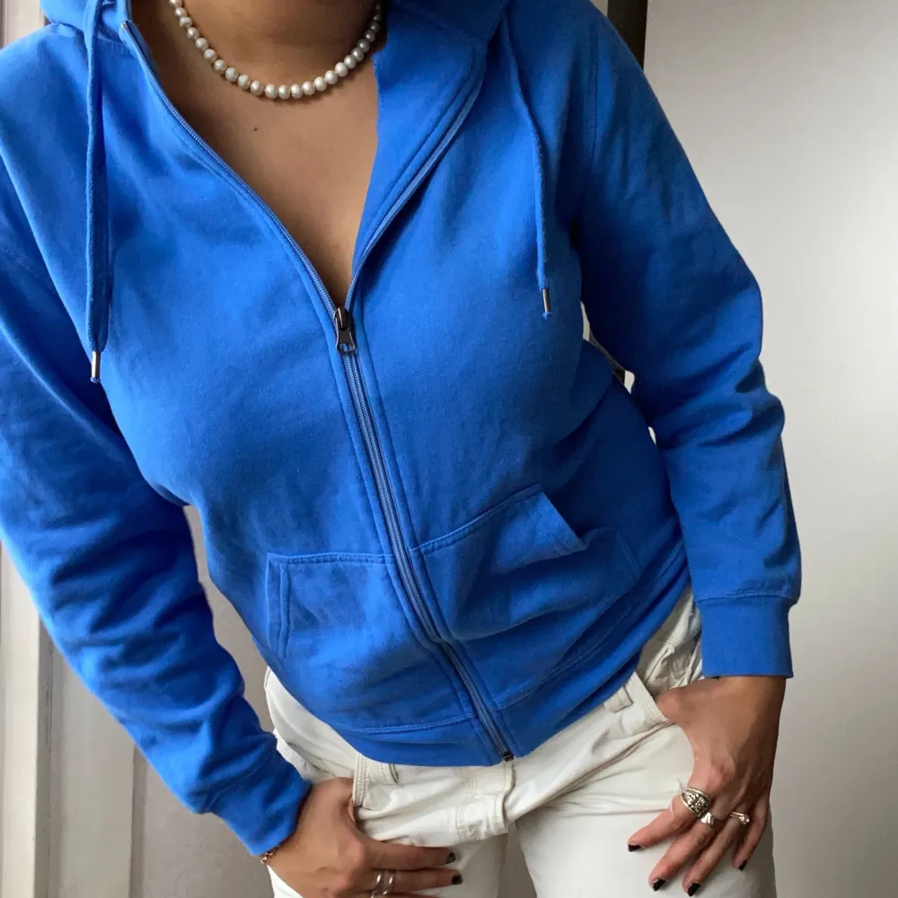 Mysig zip hoodie i en cool blå färg. Diggar den svin mycket men används inte lika mycket😨                      Högsta bud: 390+ frakt😎 buda privat för att budet ska gälla! SÅLD men kolla gärna andra annonser. Hoodies.