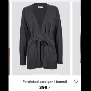 Supersnygg kofta med knytning i midjan💕 - Säljarn denna mysiga kofta då den inte kommer till användning💕 Samma som på bilden men helsvart💜