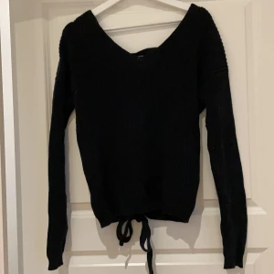 Stickad tröja med öppen rygg  - Stickad tröja med öppen rygg från Nelly Trend i storlek S. Aldrig använd