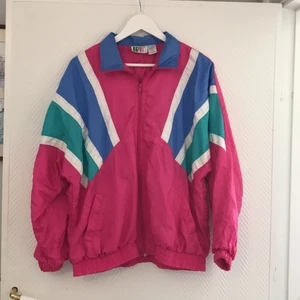 Old vintage jacka - Oanvänd, Köpt här på plick men säljer vidare eftersom den var inte så oversized som jag föredrar! Den är lite mer rosa en vad bilderna visar!