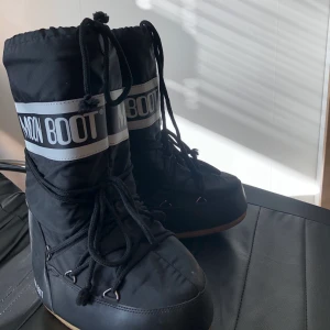 Moonboots - Säljer mina moonboots då de inte kommer till användning! Använda några gånger under förra vintern😇 Annars fint skick !
