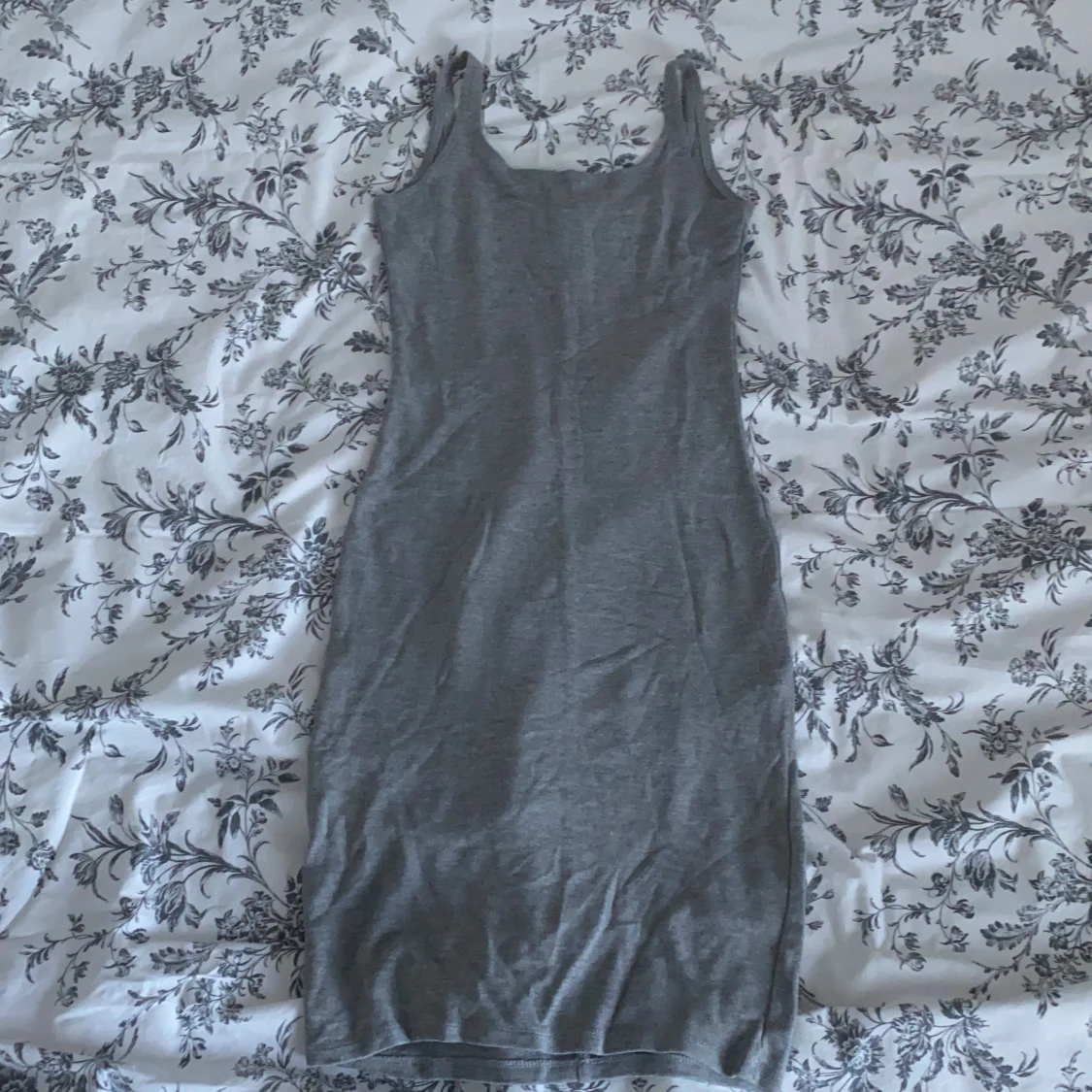Tight grå klänning 
