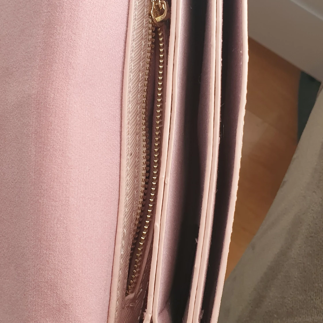 Ljusrosa axelremsväska med guld detaljer! - 91