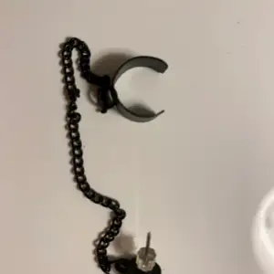 Säljer svart örhänge med earcuff. På andra bilden ser man hur det ser ut på, men det är endast en bild för att visa hur det ser ut! Bild 1 är alltså de jag säljer. Köparen står för frakt på 11kr 💕