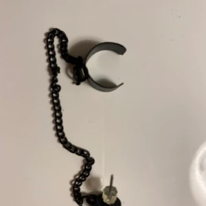 Örhänge med earcuff - Säljer svart örhänge med earcuff. På andra bilden ser man hur det ser ut på, men det är endast en bild för att visa hur det ser ut! Bild 1 är alltså de jag säljer. Köparen står för frakt på 11kr 💕