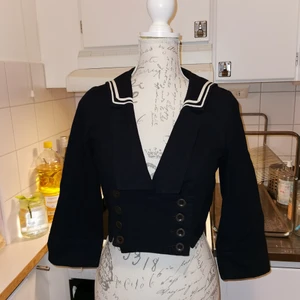 Exklusiv bolero från Burfitt i small  - Stilren Bolero i sjömansstil från Burfitt i small. Knappt använd då den är i fel storlek men väldigt snygg, ett plagg som gör hela outfiten!