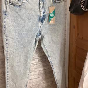 Säljer ett par jeans från ginatricot i stl 44 (skulle säga att de passar 42). I toppen skick för just 300! Hör av dig vid intresse🤎