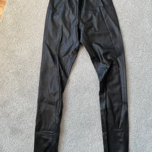 Skinnbyxor  - Svarta sköna skinnbyxor 