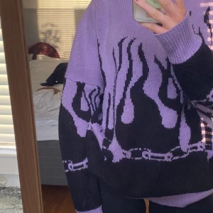 Cool tröja - Måste sälja denna tröja då den aldrig kommer till användning:( nypriset är 750kr från hemsidan ”grailed” kan mötas i Stockholm annars står köparen för frakten.💜