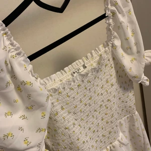 Vit NAKD klänning S - Fin vit sommarklänning med gula små blommor. Aldrig använt! Storlek S 