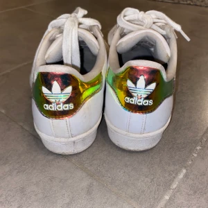 Adidas sneakers strl 38 - Säljer ett par jättecoola sneakers från adidas i strl 38, varsamt använda, skriv privat för fler bilder