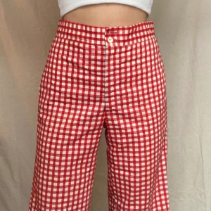 70s rutiga brallor - Ägiga röd-vit-rutiga byxor, saknas en knapp