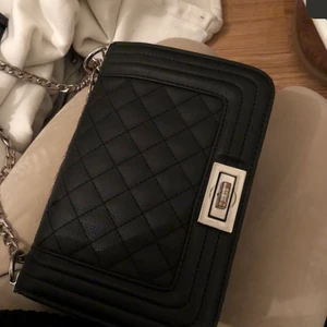 Väska - Jag säljer denna väska! Kan både fraktas och mötas upp. 