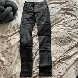 Vero Moda Skinnbyxor💕 - Lågmidjade byxor i läderimitation från Vero Moda. Nyskick!