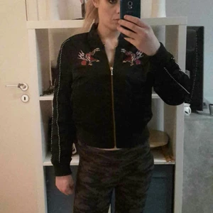 Bomberjacka - Siden bomber jacka som helt ny.