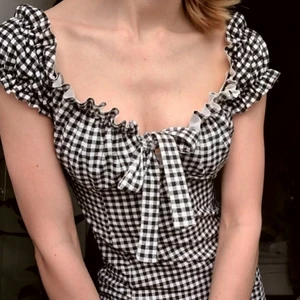 Rutig klänning vintage - Säljer denna fantastiska klänningen då den inte kommer till användning längre. Från misguided och i jättefint skick. Materialet är stretchigt så passar nog även m. Jag är 173 cm lång. Frakt tillkommer på 48 kr.