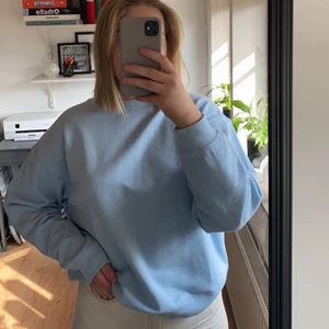 Sweatshirt - Ljusblå sweatshirt med lappen kvar! Aldrig använd. Köparen står för frakten ✨