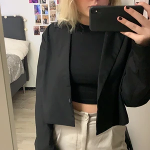 kavaj - croppad kavaj från Gina Tricot. Köpt i storlek 42 för att få den lite oversized på mig som har ungefär 36/38 i vanliga fall❤️ Vid snabb affär kan priset sänkas