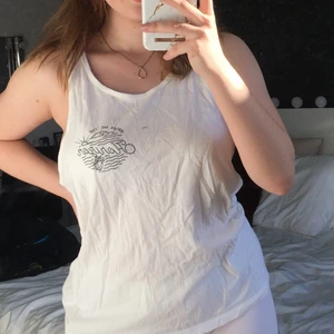 BMTH linne  - Bring me the horizon merch, linnet är köpt på deras konsert 2015(?)🤍 Storlek M🤍 Finns en liten mascara fläck precis vid brösten men går nog att ta bort i tvätten!🤍 Använd några enstaka gånger annars har den bara legat i garderoben🤍 Har bytt stil så kommer ej till användning längre 🤍