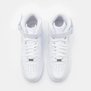 Nike air Force high - Nästan helt oanvända high Nike air force, använda 1 gång av mig och jag köpte de här på Plick. Ganska små i storleken så skulle säga att någon med 37/38 kan ha dessa. 