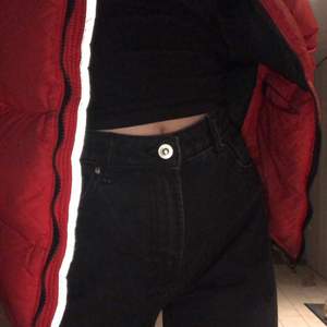 super fina svarta mom jeans ifrån bershka i storlek 34, aldirg använda ute då dom är för stora flr mig, köparen står för frakt