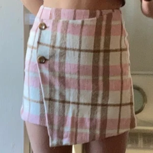 Kjol från Nelly i storlek 34 - Kjolen kommer från Nelly och är nästan oanvänd. Har haft kjolen i ca ett år