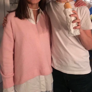 Rosa sommartröja! - Supersöt tröja från H&M! V-ringad så man kan ha den vanligt eller off-shoulder. Det står XS på lappen men den passar absolut XS-M