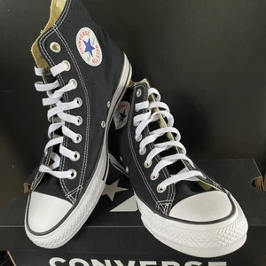 Converse - Nya svarta höga Converse Original, strl 41. Säljes pågrund av att jag köpte fel storlek. Skickar med schenker spårbar frakt.