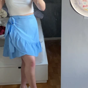 Kjol från veromoda! - Snugg ljusblå kjol men knytning! Jättefin och bra skick! 💓💓