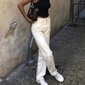 Weekday jeans! - Säljer mina vita weekday jeans i modellen Rowe! Dem har använts ganska mycket men är fortfarande i bra skick. Bilden är lånad!!💗💗 Köparen står för frakt :))