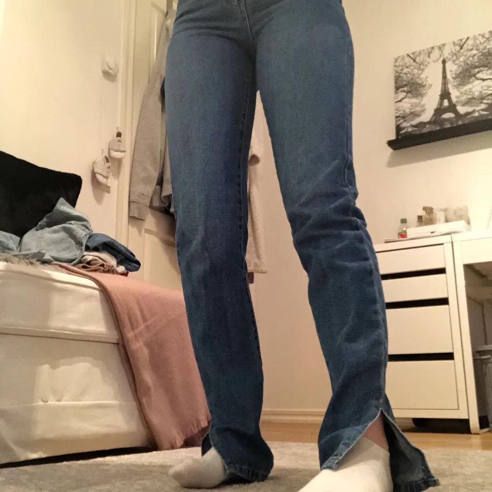 Ett par så snygga jeans med slits som tyvärr börjar blir lite små för mig. Köpta på ASOS i somras och har inte använts så mycket sedan dess. Jag är 169 och de är lite långa på mig, därav är de tyvärr lite slitna längst ner där bak. Observera att färgen är den på sista bilden!!! Köpare står för frakt 💕. Jeans & Byxor.