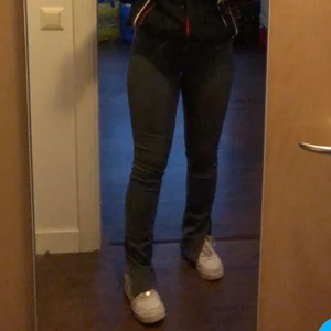 Zara jeans - Gråa Zara jeans med slits nertill. De är använda men inte så att det syns mer än på det jag fotat på bild 3. Har dragit upp byxorna och de har gått sönder lite men det går lätt att sy lite. Jättesköna men inte riktigt min stil längre. Strl 38 och passar mig som är 168cm lång!