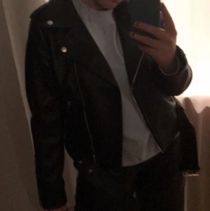 Skinnjacka  - Säljer denna assss snygga skinnjackan från Nelly i nyskick säljer pågrund av att jag inte får användning av den och inte är min stil, nypris 600