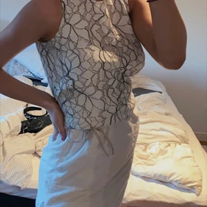 Linne m spetzdetaljer, storlek xxs  - Väldigt fint linne till sommaren, också väldigt luftigt. Storleken skulle jag säga känns som en M men detta är Polsk storlek så utgå inte från xxs💕. Aldrig använd, nytt och fräscht skick.