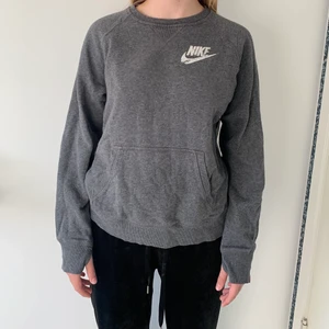 Nike hoodie - Fungerar för M men även för XS om man vill ha lite större. Träningströja från Nike, superskön och det finns hål för tummarna. Ficka på magen. Knappt använd. Pris kan diskuteras. 🌟🌟