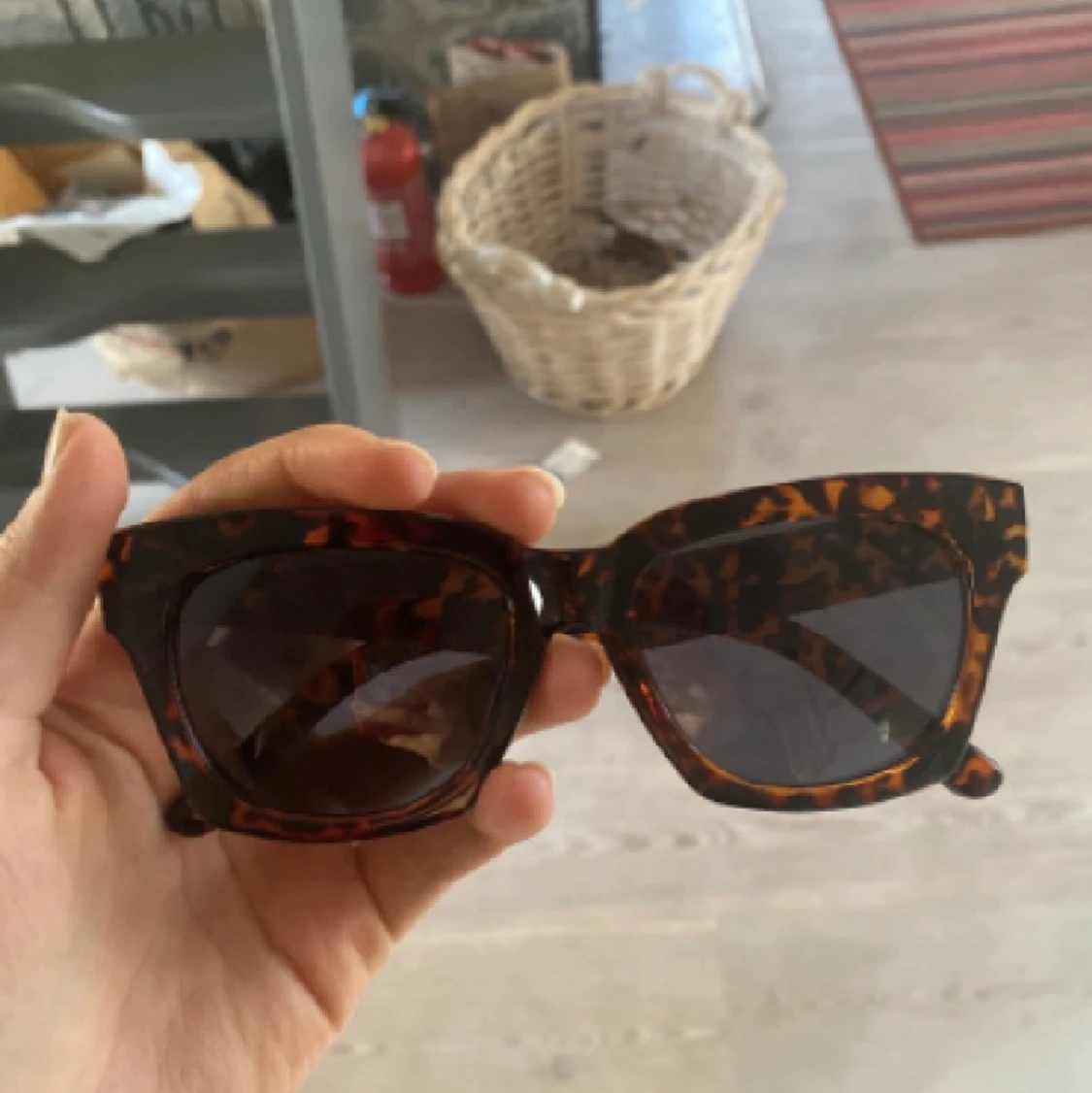 SLUTSÅLDA SOLGLASÖGON - 90