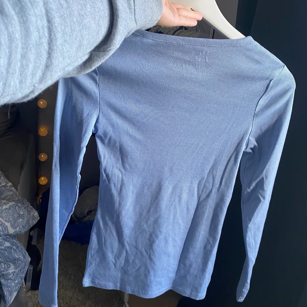 Jättefin basic blå tröja i storlek xs, den är använd en gång. Frakt tillkommer 48💕. Toppar.