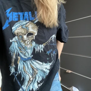 Oversized Metalica t-shirt  - Säljer en snygg oversized t-shirt med trycket av metalica ! Passar M och L . Sista bilden är baksidan av tröjan! Frakt 65! Unisex !!!