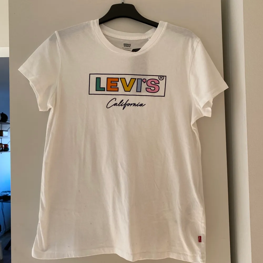 Detta är en fin sommrig Levis T-shirt då jag säljer för att den inte kommer till användning. Köparen står för frakten eller hämtas upp i Sundsvall💙. T-shirts.