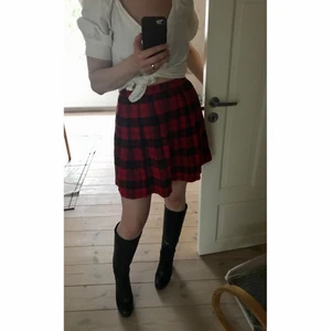 Jättesöt rutig kort kjol i rött + svart strl S - Rutig kort kjol i rött och svart i strl S, elastisk resår i midjan så passar de flesta, snygg med hög midja. Köpt på vintage i Paris. ❤️ Jag lägger upp nytt då och då, Följ mig gärna för kommande annonser 