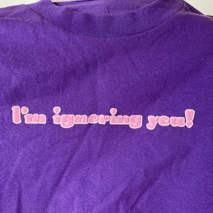 Nice croppad t-shirt - Så snygg avklippt t-shirt som aldrig kommit till användning:/ skitskön och nice fit! Köparen står för frakten💕 (ganska kort!)