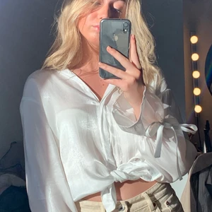 Skjorta Satin S - Gudomlig satinskjorta från NAKD, köpt ca 1 år sedan och använd Max 3 gånger. Alltså är den fortfarande skitsnygg. Används som vanlig skjorta men funkar även som overshirt. ( är 169 cm, S/M )  Köparen står för frakten💚