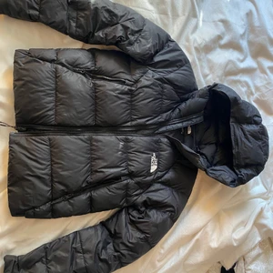 North Face Jacka - Jag tänkte sälja min jacka som jag inte använder längre. Jag har använt jackan en vinter och den är i väldigt bra skick. Jag är 1.60cm lång och den passar bra. På Vänster arm vid handen finns det ett litet hål som man kan se på sista bilden men annars är det inget fel på jackan! Ny pris var 1.200kr. Köparen står för frakten.