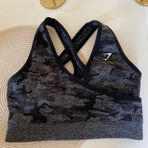 Gymshark  - Gymshark sports bra strl M men mer som xs/s. Liten i strl alltså. Aldrig använd pga för liten 366kr inkl frakt  Nypris 500kr plus frakt