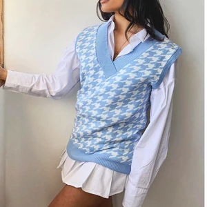 Turkos väst - Väst från boohoo, superfin o fin kvalité. Har inte fått tillräcklig användning. Skriv för fler bilder 😀 stl S, perfekt till våren. Köp innan söndag för 75kr