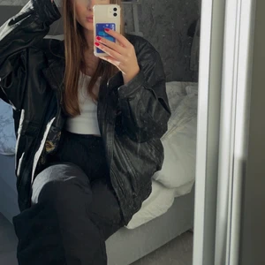 Vintage skinnjacka - vintage skinnjacka som jag säljer då jag tyvärr inte får nån användning för den. Köpt här på plick. Väldigt fint skick. Vet inte riktigt storleken på den men sitter väldigt oversized på mig som har strl s💓