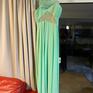 Klänning  - Säljer denna fina klänningen för sen tyvärr inte används, helt ny 